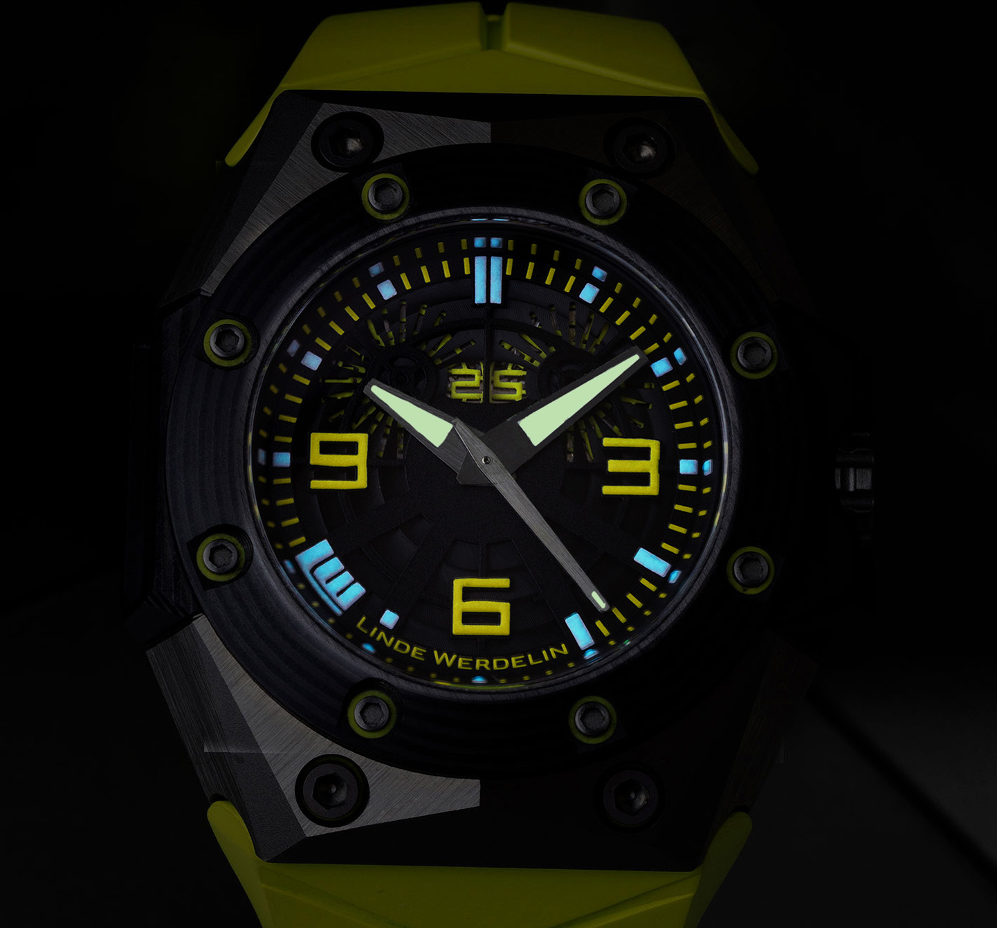 Special Features right Image